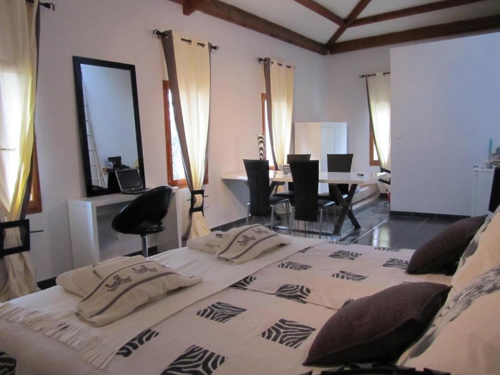 Le Mas Shabanou Bed & Breakfast Roquefort-les-Pins Room photo